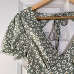 NWT Green ditzy flower dress, open back (M)